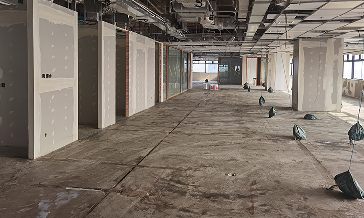 上海辦公室裝修公司現場PVC地膠界面施工管理5