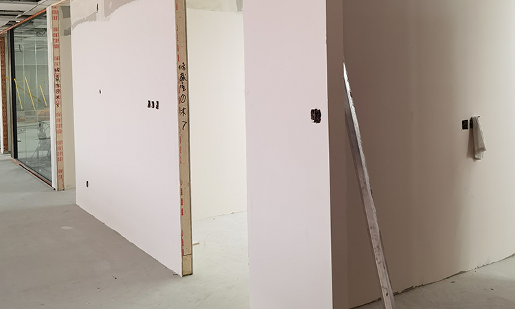 上海辦公室裝修現場墻頂面油工批嵌施工4