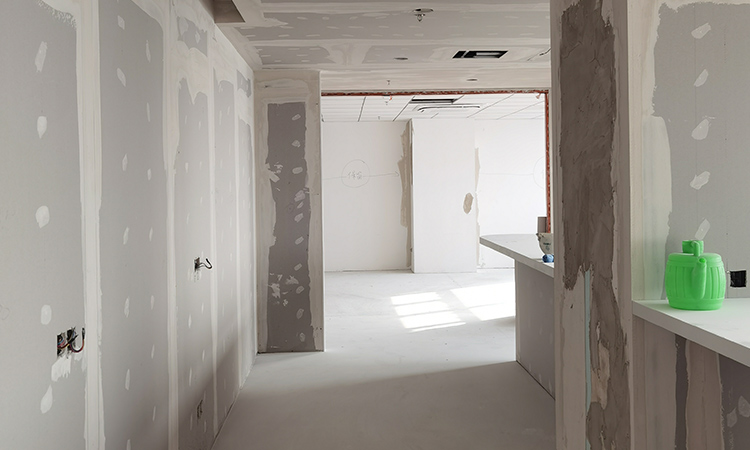 上海辦公室裝修現場墻頂面油工批嵌施工3