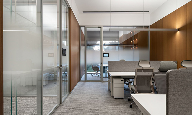 小型員工玻璃隔斷辦公室